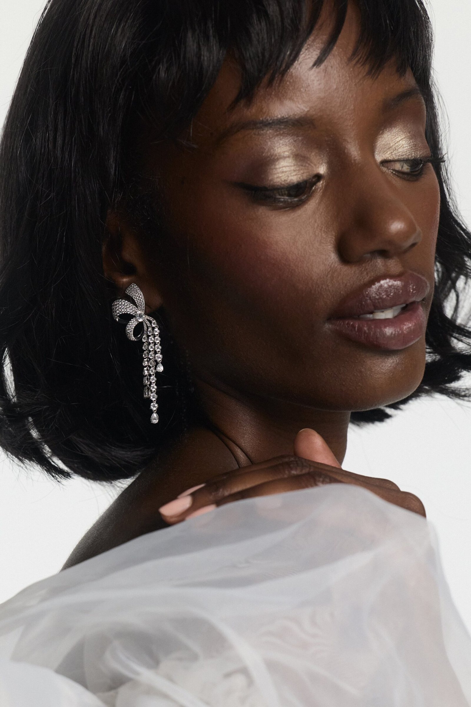 EROS RIBBON CHANDELIER EARRINGS - Image 4