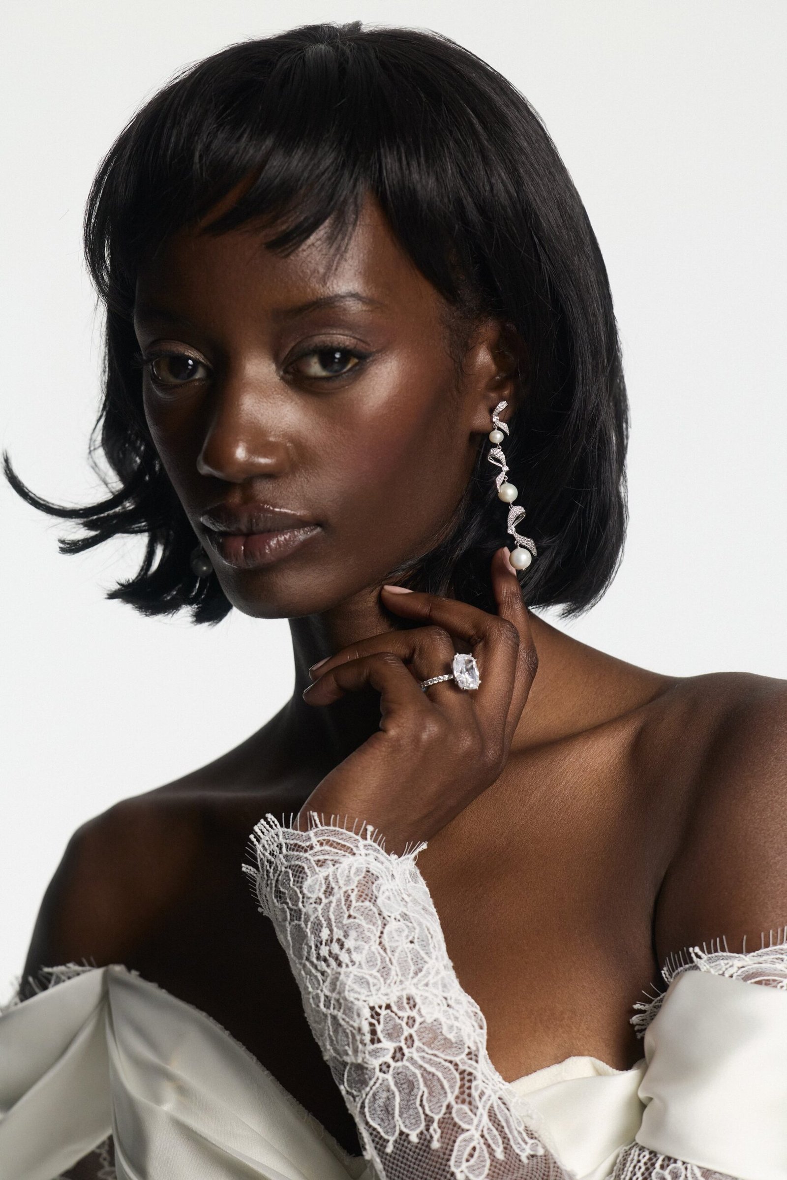 EROS RIBBON PEARL LINEAR EARRINGS - Image 3