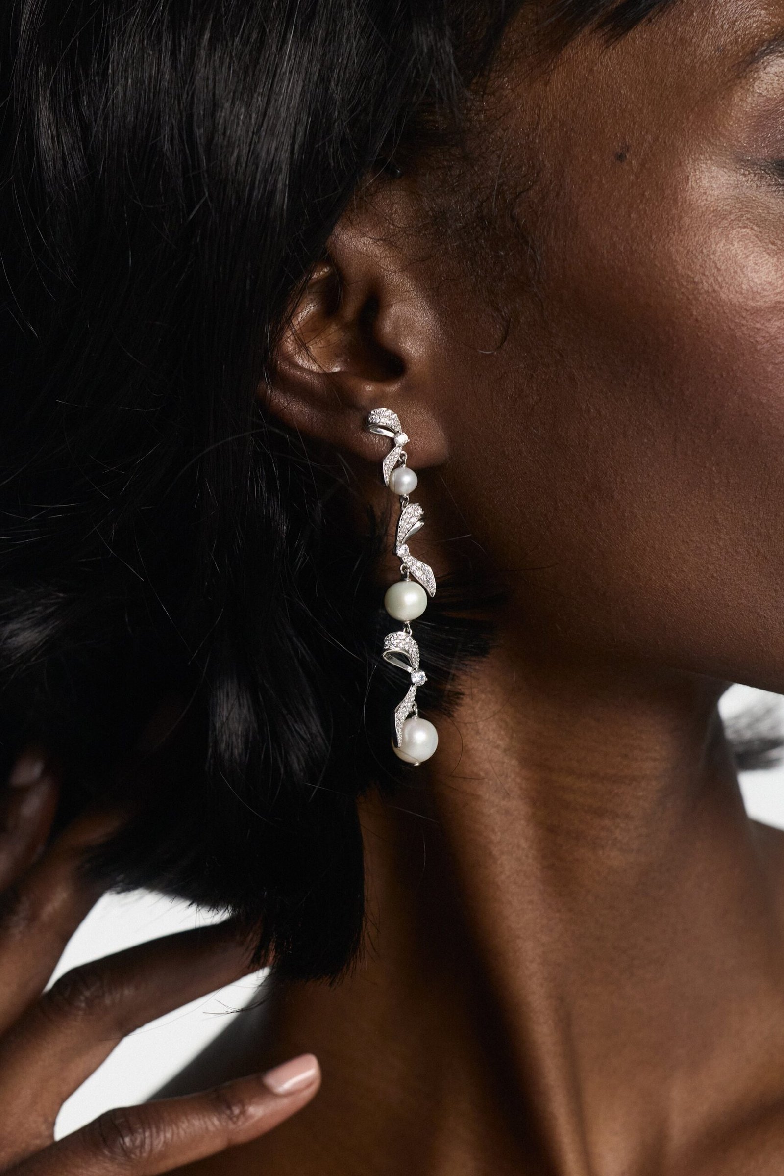 EROS RIBBON PEARL LINEAR EARRINGS - Image 2