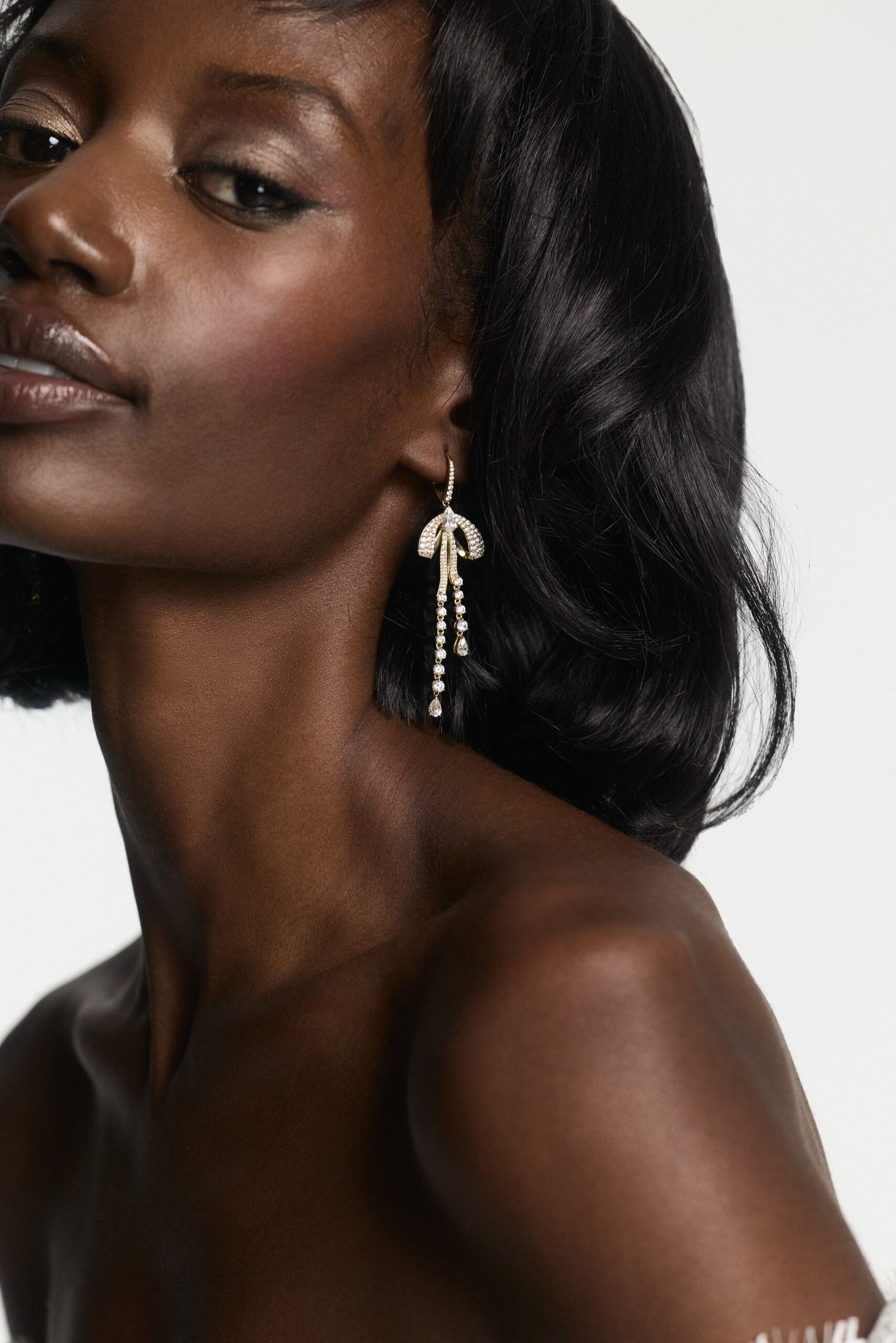 EROS PAVE BOW LEVERBACK EARRINGS - Image 3